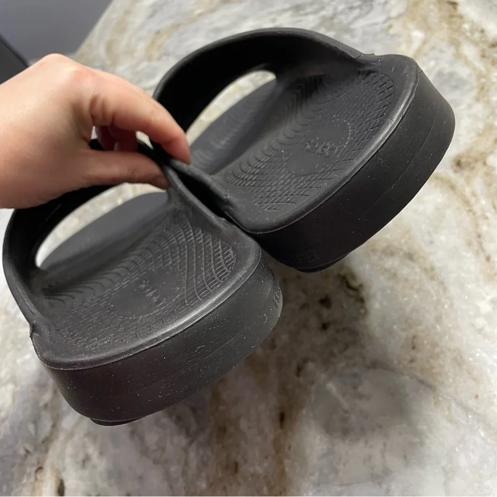 OOFOS OOahh Open Toe Slide Lightweight Recovery Footwear Sandal Black M13  W15